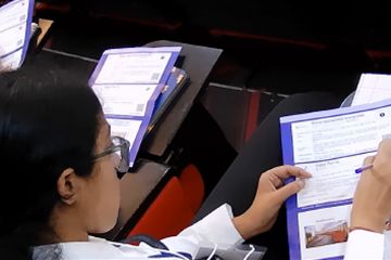 熱心にメモを取る学生